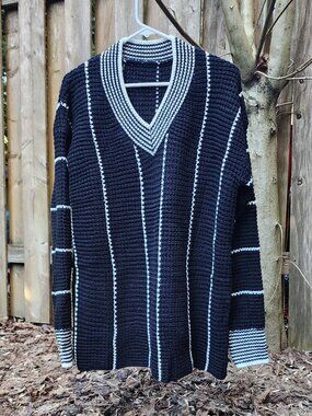 NWOT Women's XXL Black & White Long Sleeve Vneck popover Sweater